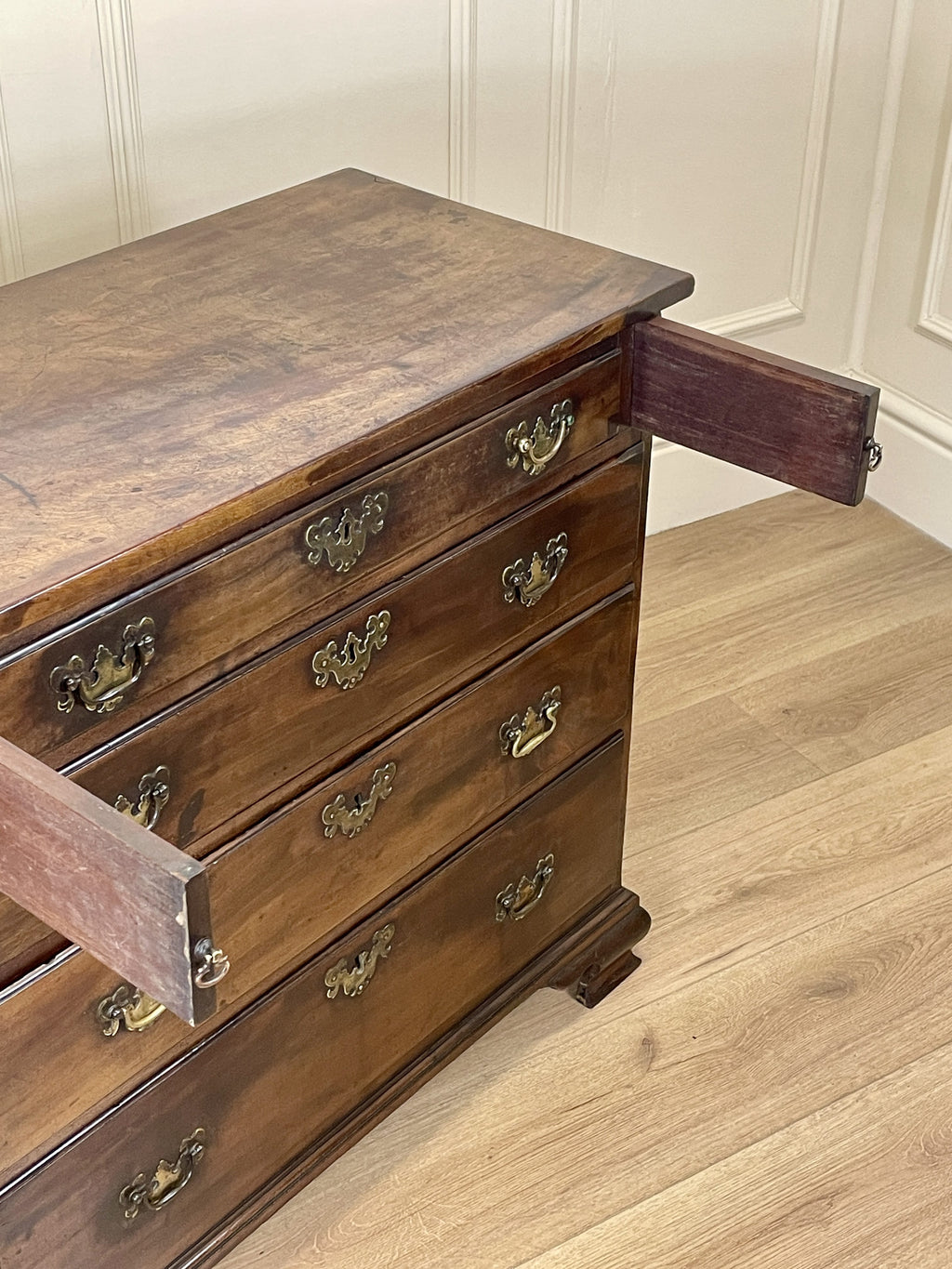 Antique Georgian mahogany bachelors chest of drawers with four long drawers on ogee bracket feet.