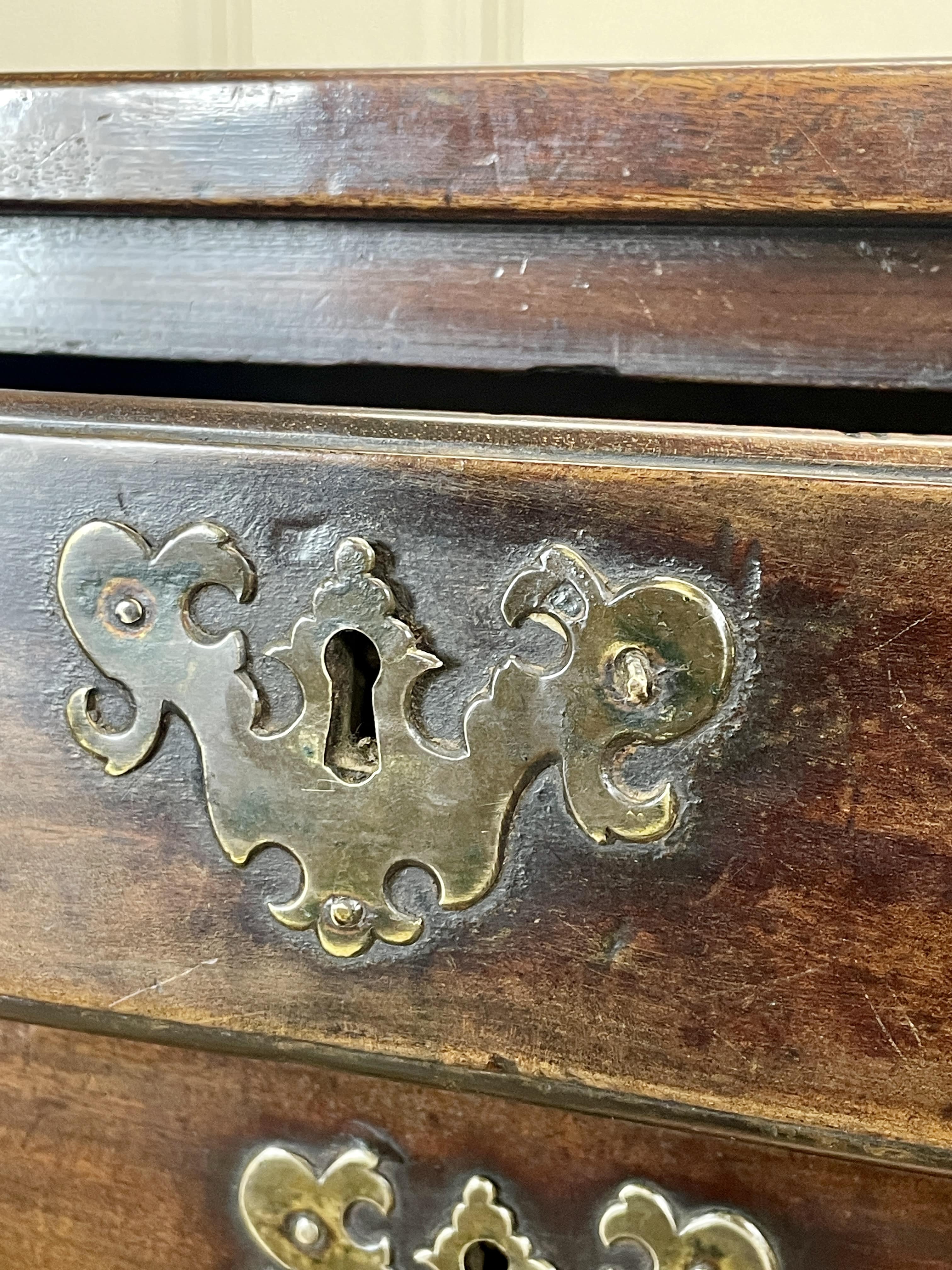 Antique Georgian mahogany bachelors chest of drawers with four long drawers on ogee bracket feet.
