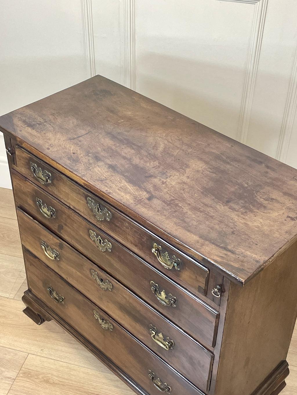 Antique Georgian mahogany bachelors chest of drawers with four long drawers on ogee bracket feet.