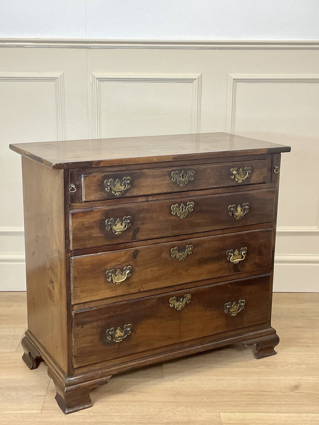 Antique Georgian mahogany bachelors chest of drawers with four long drawers on ogee bracket feet.