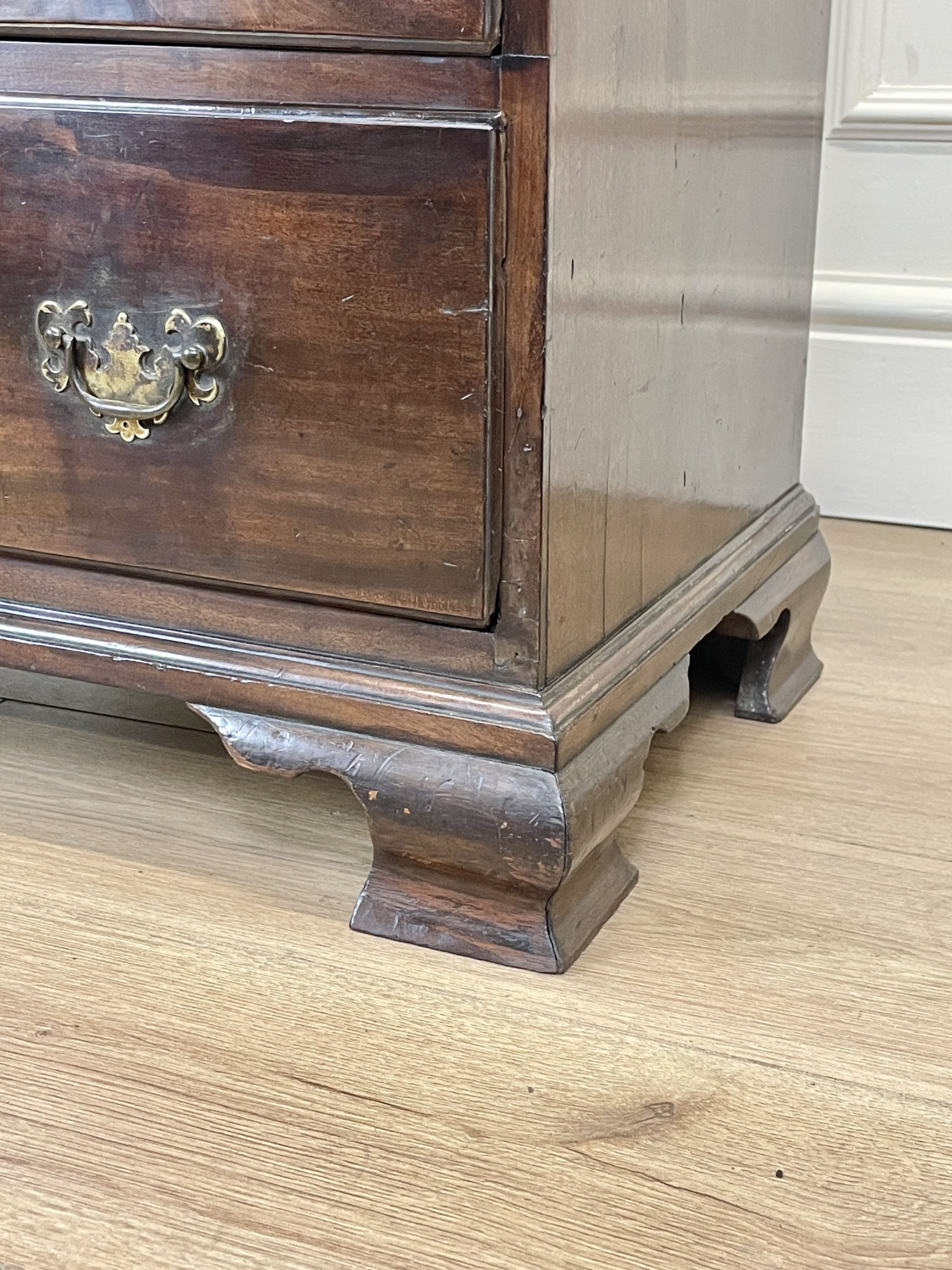 Antique Georgian mahogany bachelors chest of drawers with four long drawers on ogee bracket feet.