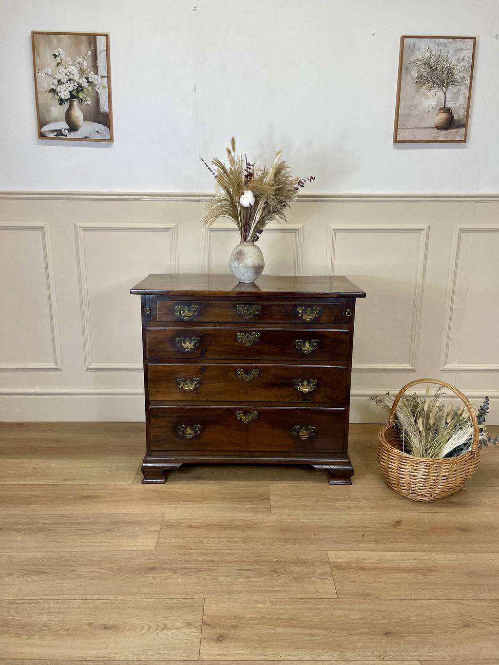 Antique Georgian mahogany bachelors chest of drawers with four long drawers on ogee bracket feet.