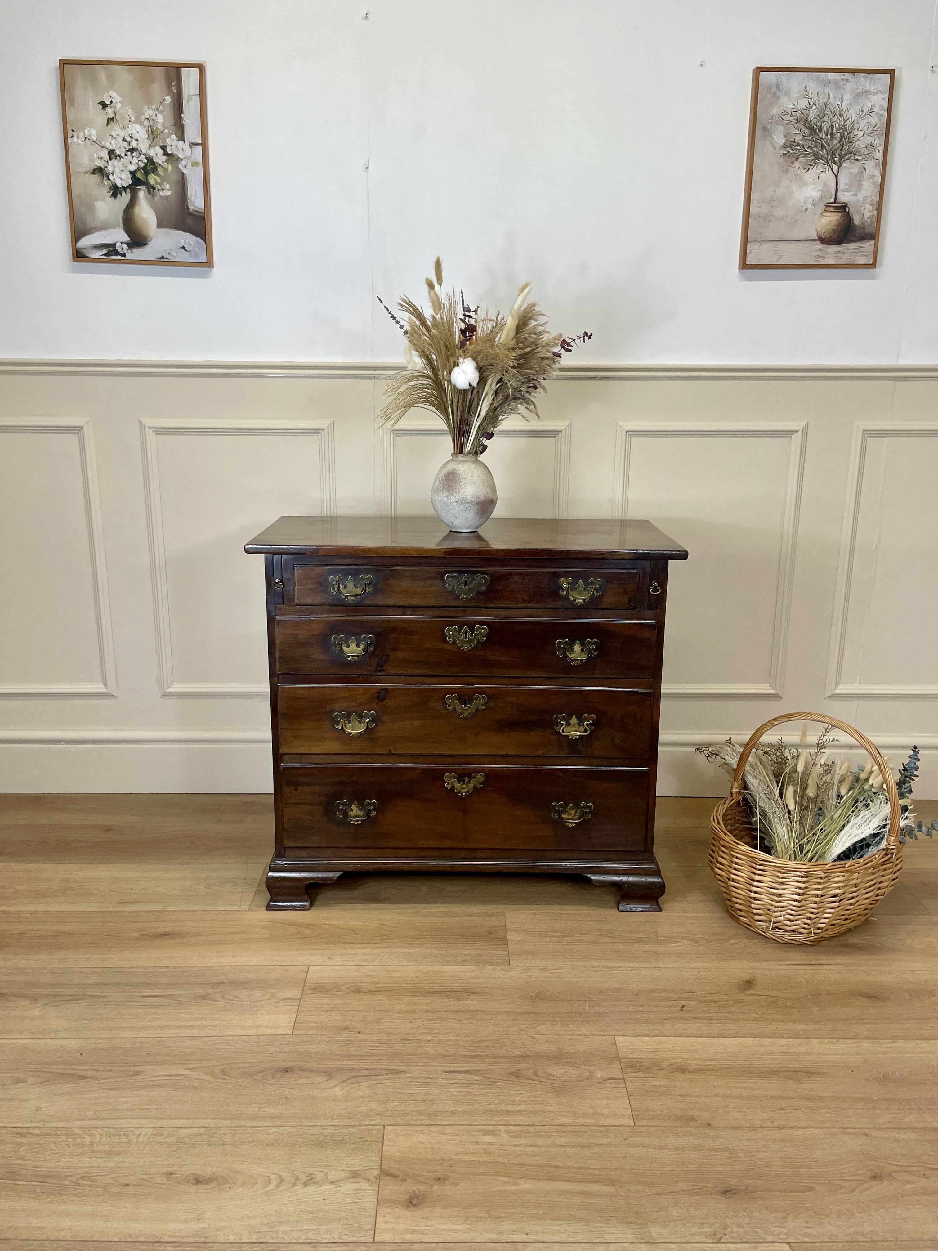Antique Georgian mahogany bachelors chest of drawers with four long drawers on ogee bracket feet.