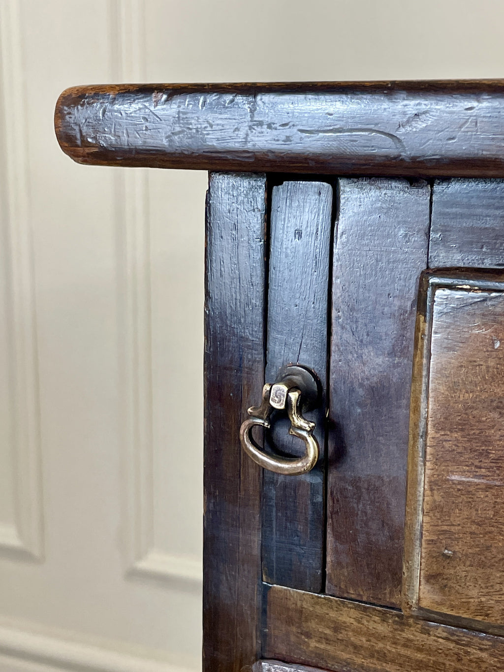 Antique Georgian mahogany bachelors chest of drawers with four long drawers on ogee bracket feet.