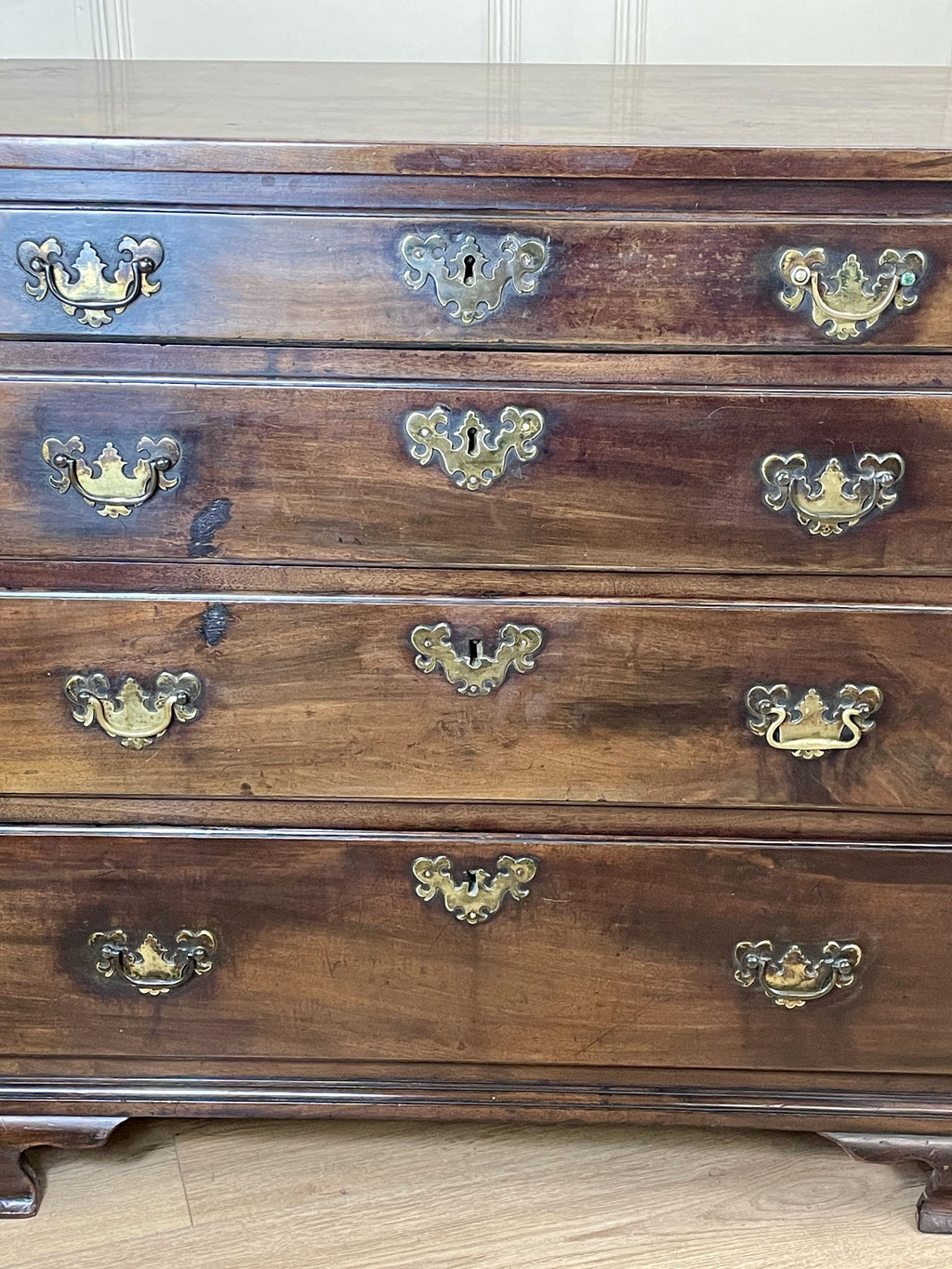 Antique Georgian mahogany bachelors chest of drawers with four long drawers on ogee bracket feet.