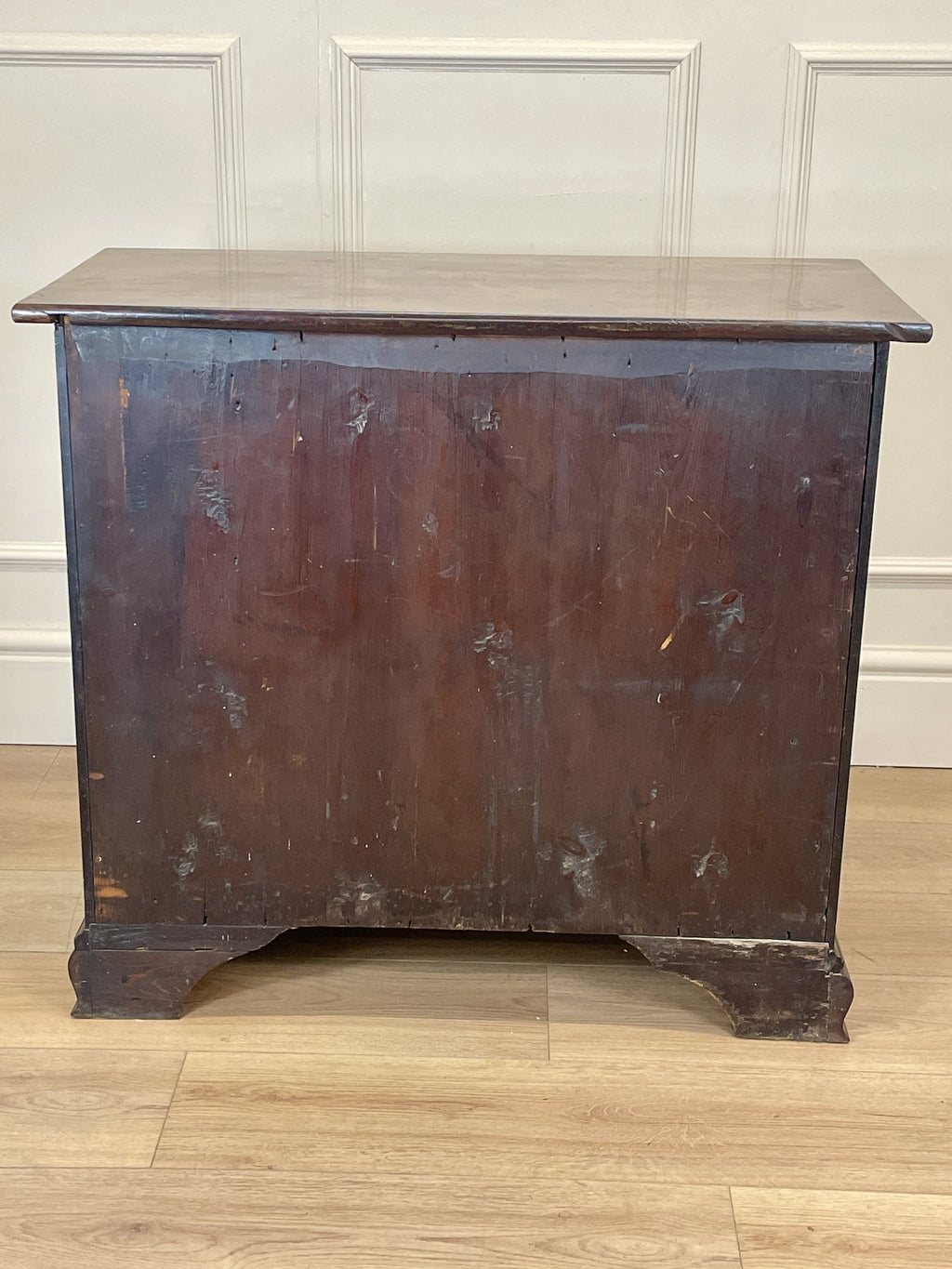 Antique Georgian mahogany bachelors chest of drawers with four long drawers on ogee bracket feet.