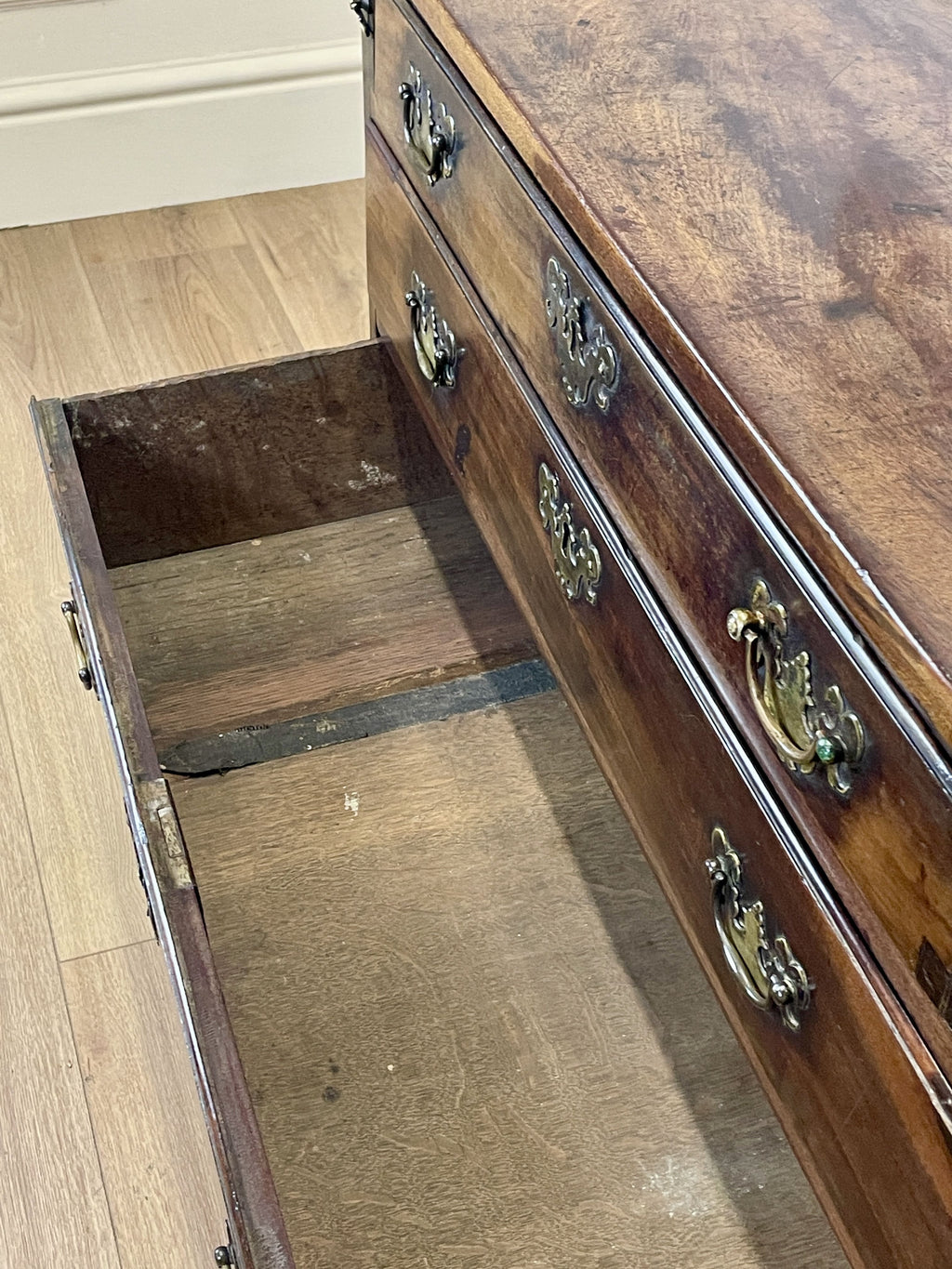 Antique Georgian mahogany bachelors chest of drawers with four long drawers on ogee bracket feet.