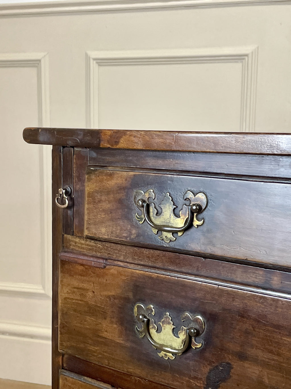 Antique Georgian mahogany bachelors chest of drawers with four long drawers on ogee bracket feet.