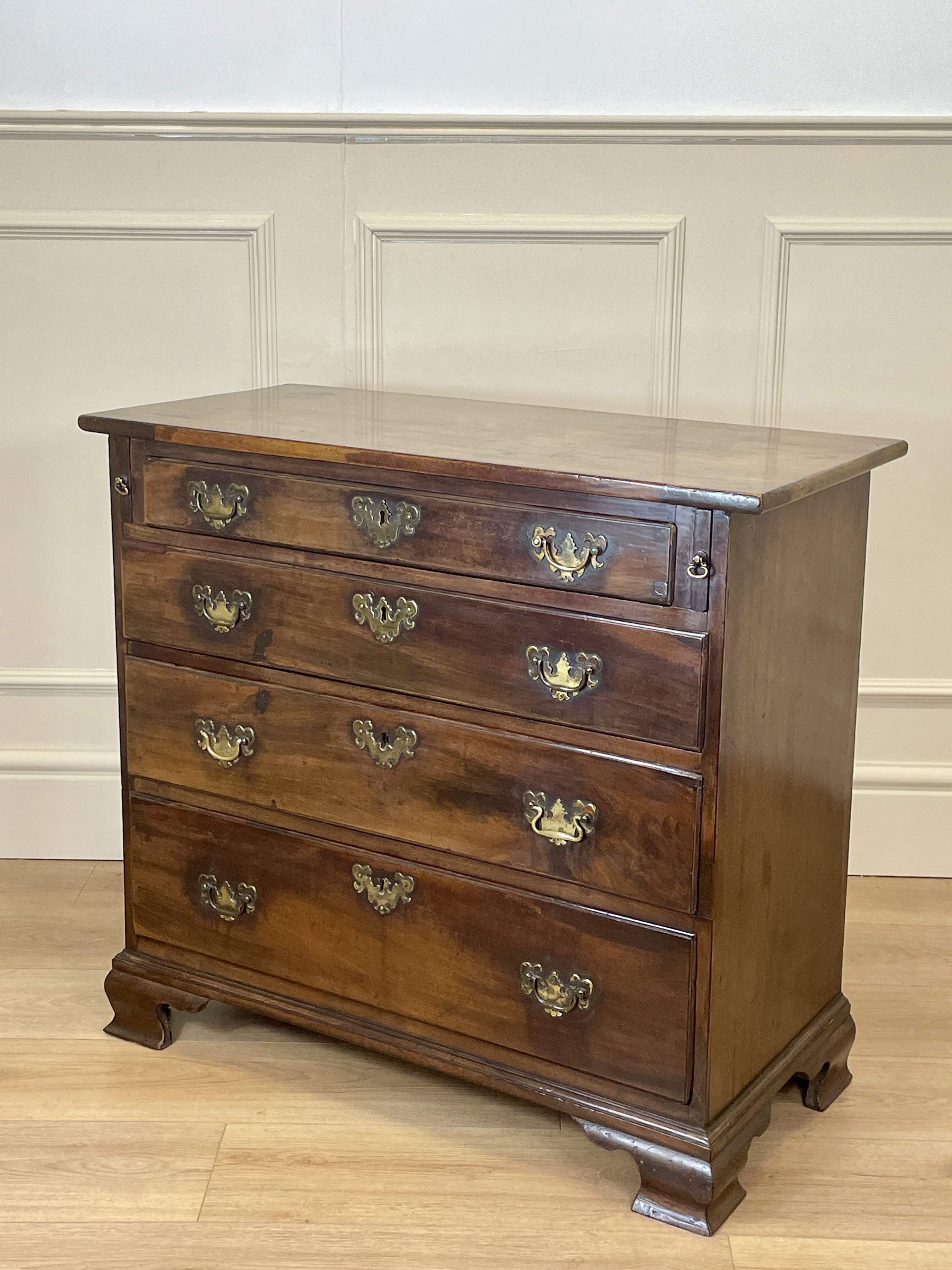 Antique Georgian mahogany bachelors chest of drawers with four long drawers on ogee bracket feet.