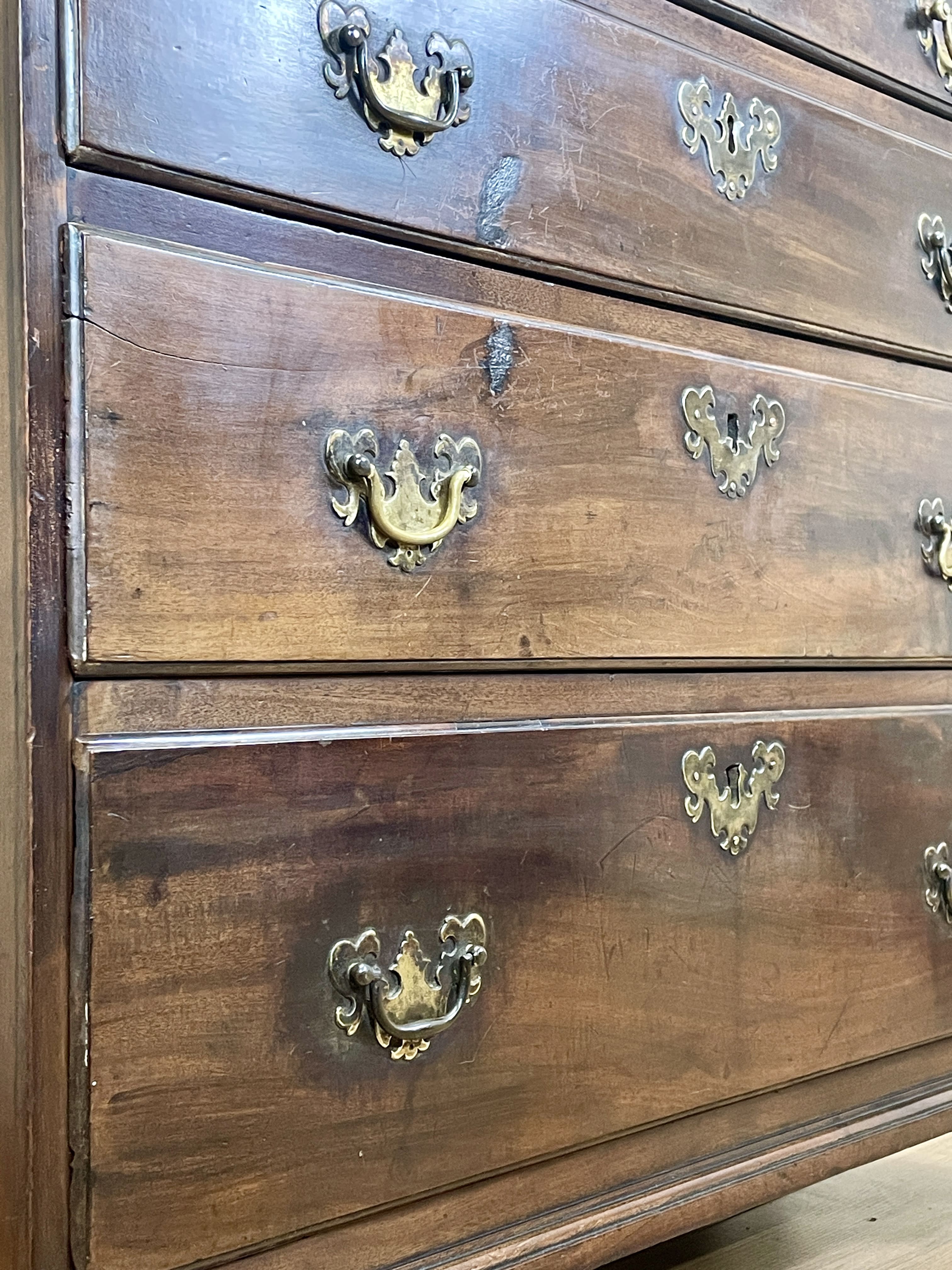 Antique Georgian mahogany bachelors chest of drawers with four long drawers on ogee bracket feet.