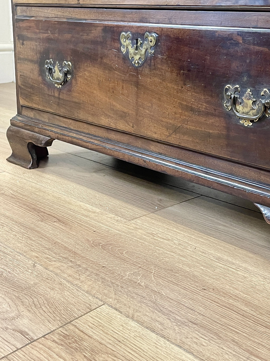 Antique Georgian mahogany bachelors chest of drawers with four long drawers on ogee bracket feet.