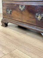Antique Georgian mahogany bachelors chest of drawers with four long drawers on ogee bracket feet.