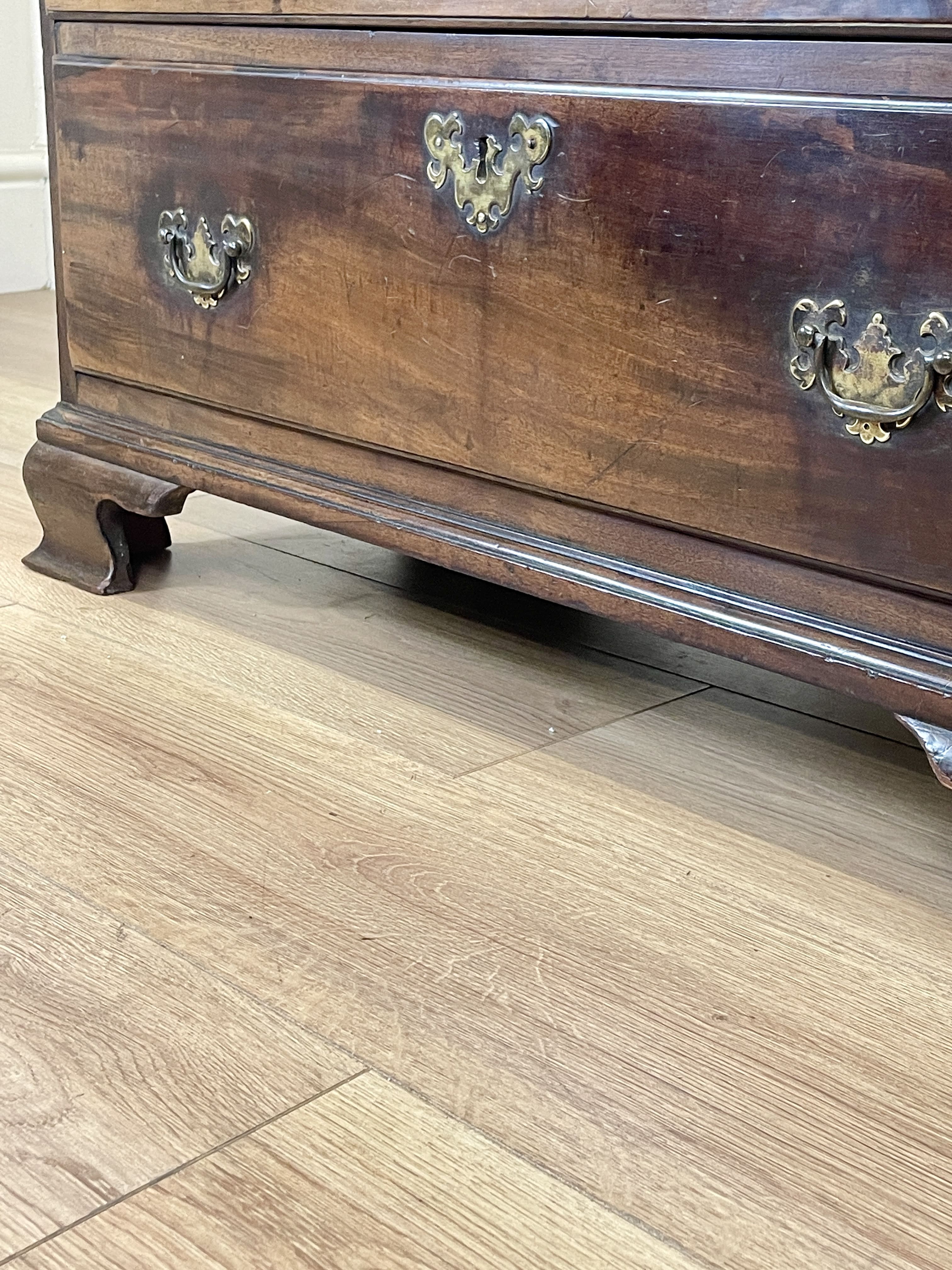 Antique Georgian mahogany bachelors chest of drawers with four long drawers on ogee bracket feet.