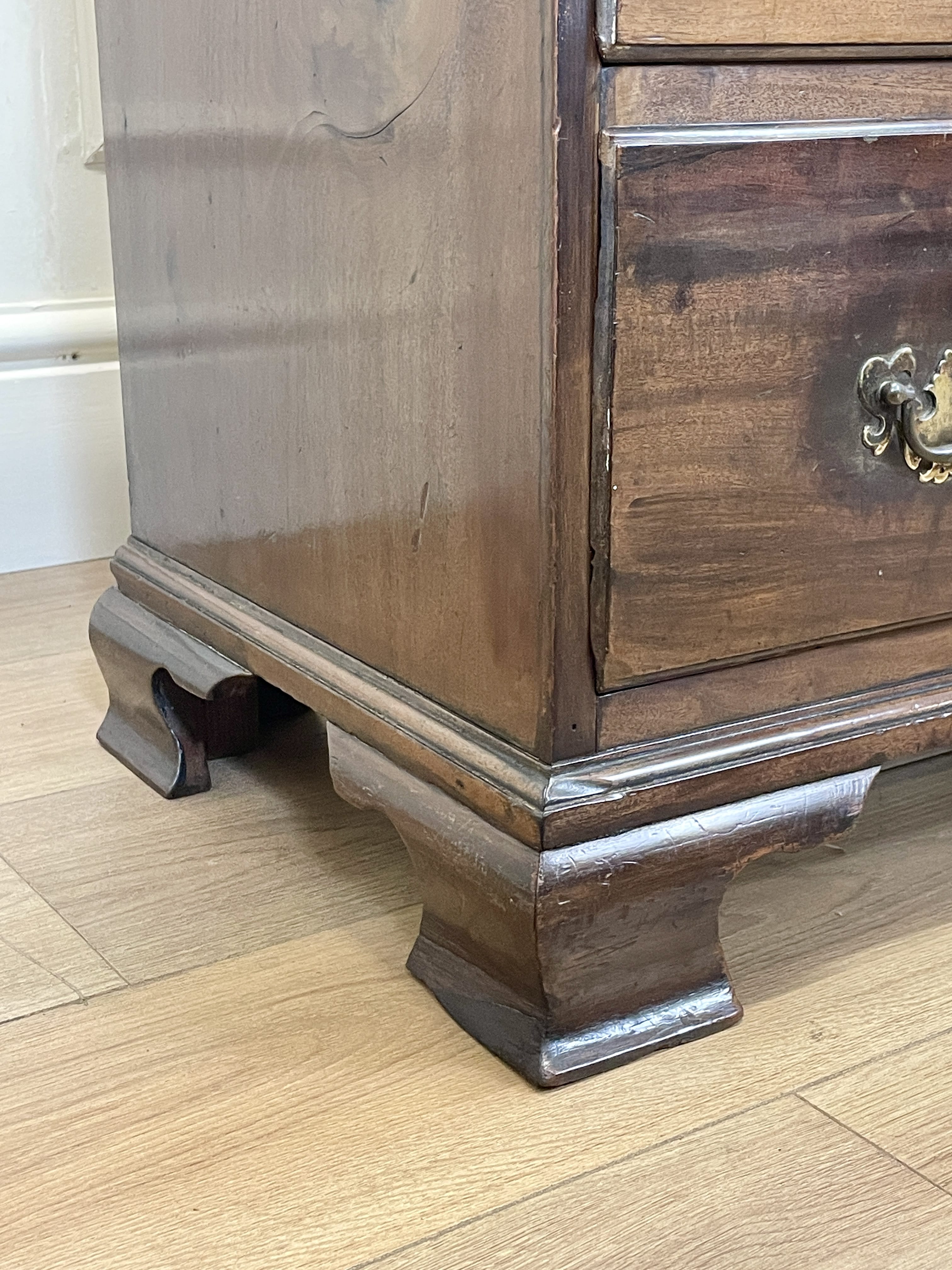 Antique Georgian mahogany bachelors chest of drawers with four long drawers on ogee bracket feet.