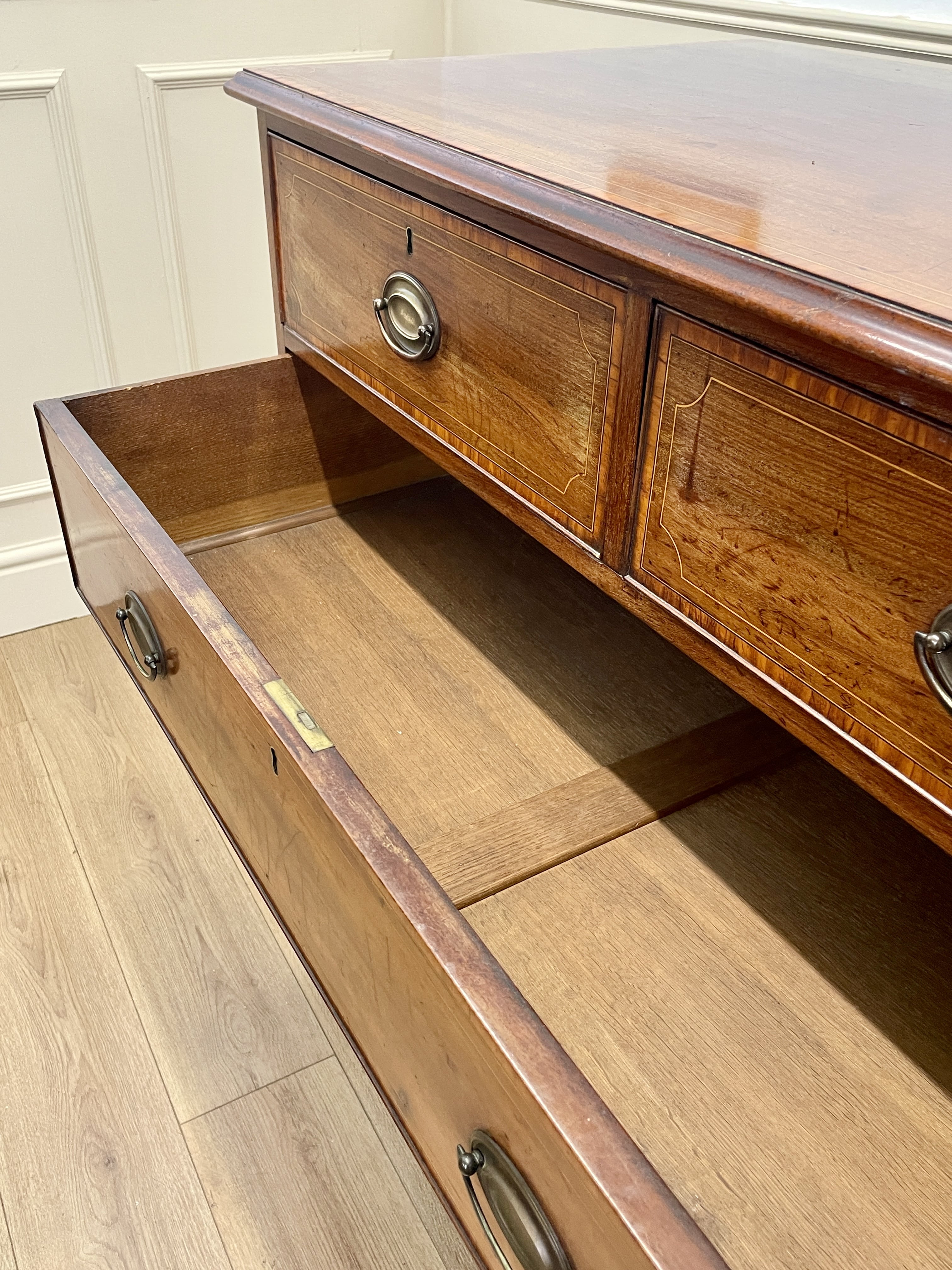 Antique Georgian mahogany and satinwood banded chest of drawers with two short and three long drawers on bracket feet
