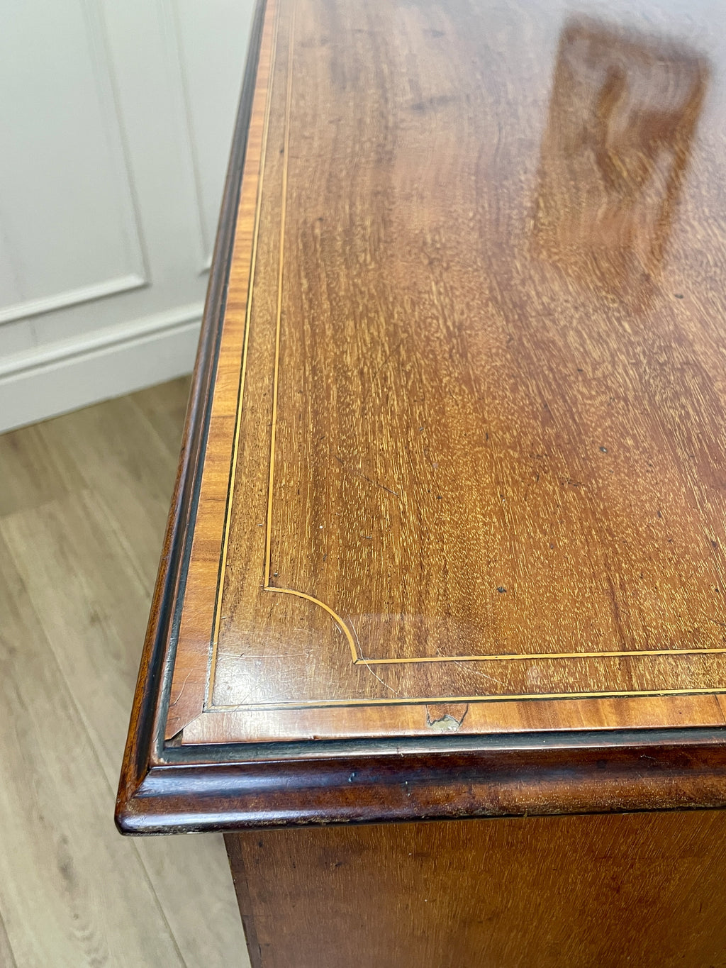 Antique Georgian mahogany and satinwood banded chest of drawers with two short and three long drawers on bracket feet