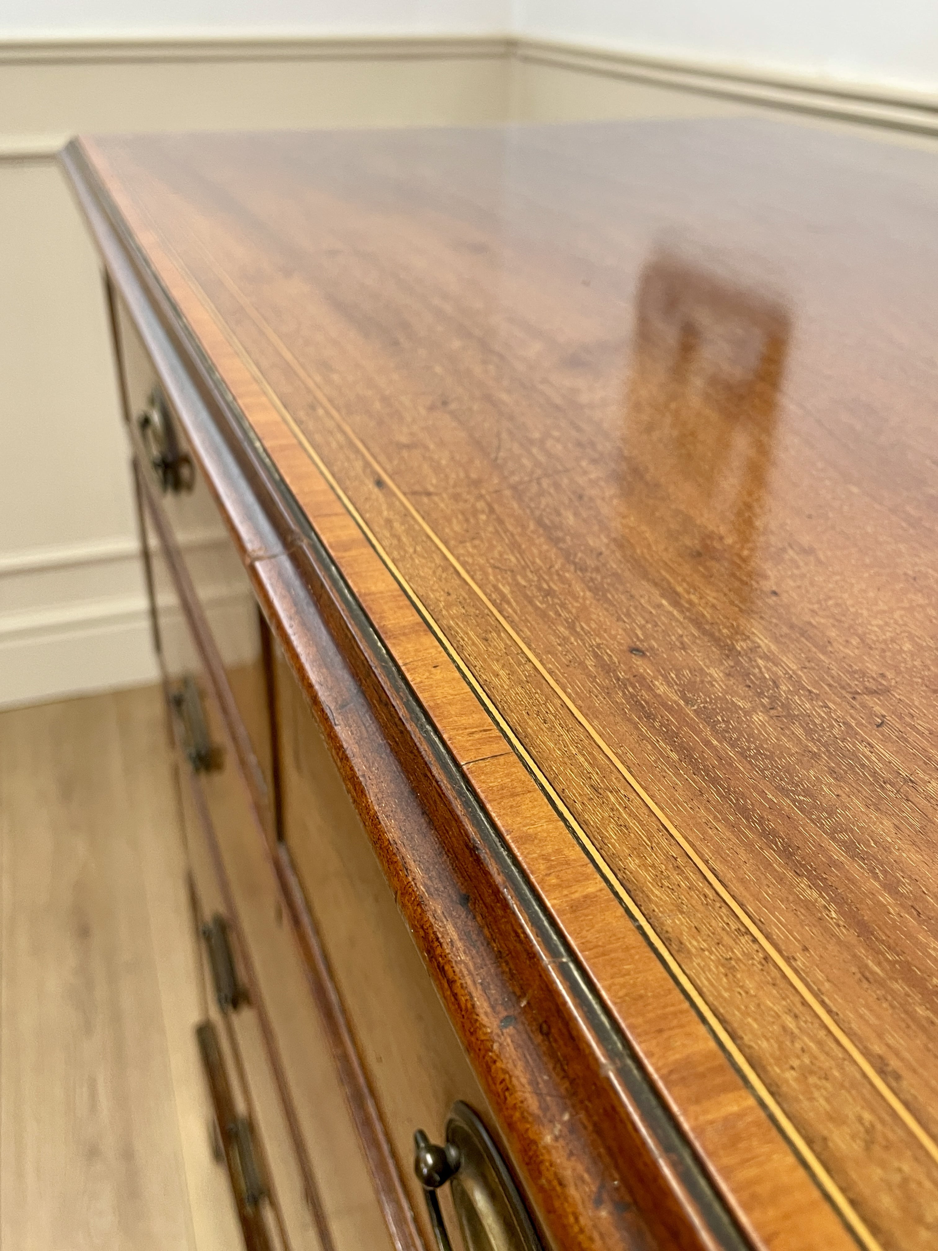 Antique Georgian mahogany and satinwood banded chest of drawers with two short and three long drawers on bracket feet