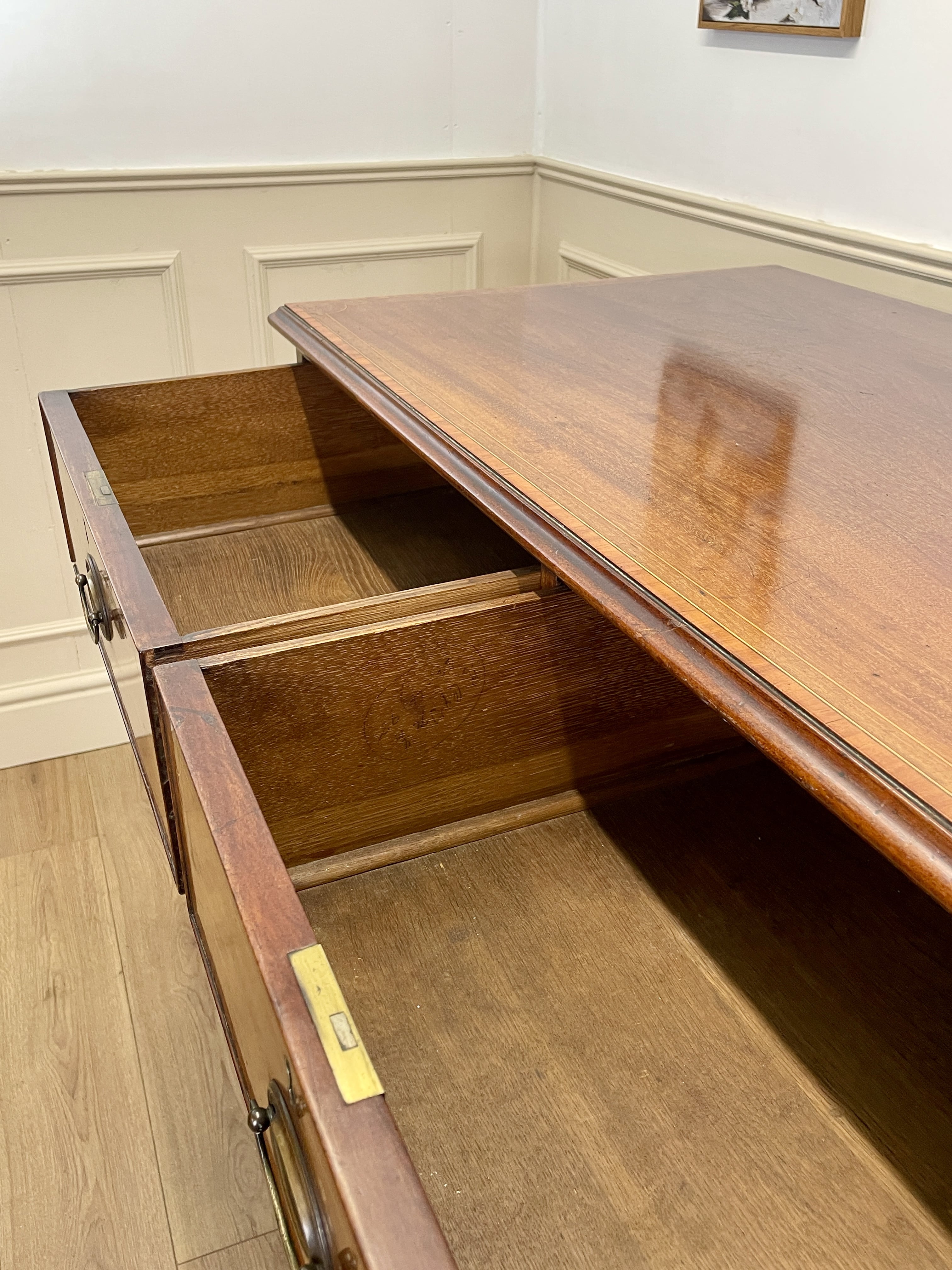Antique Georgian mahogany and satinwood banded chest of drawers with two short and three long drawers on bracket feet