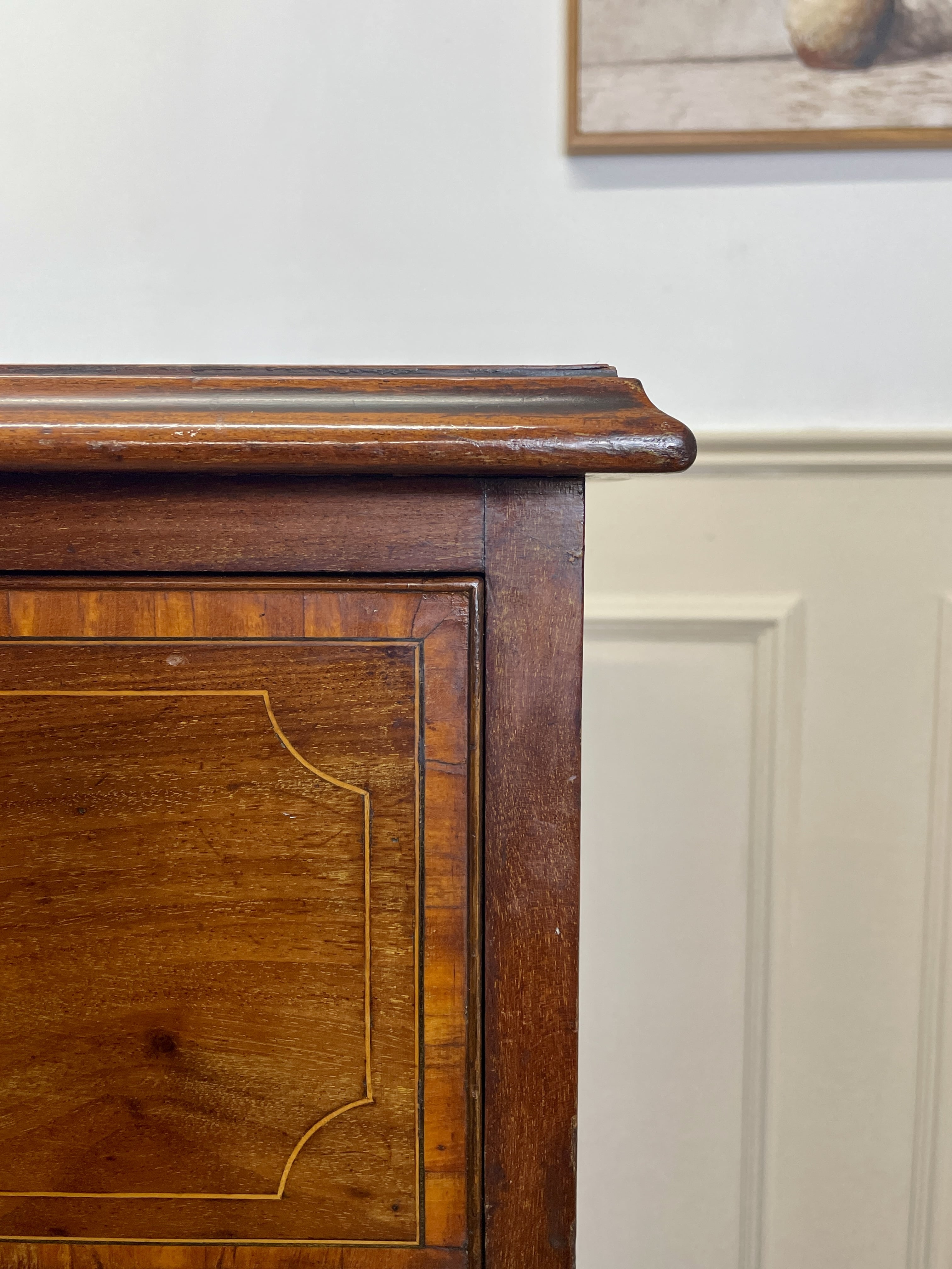 Antique Georgian mahogany and satinwood banded chest of drawers with two short and three long drawers on bracket feet