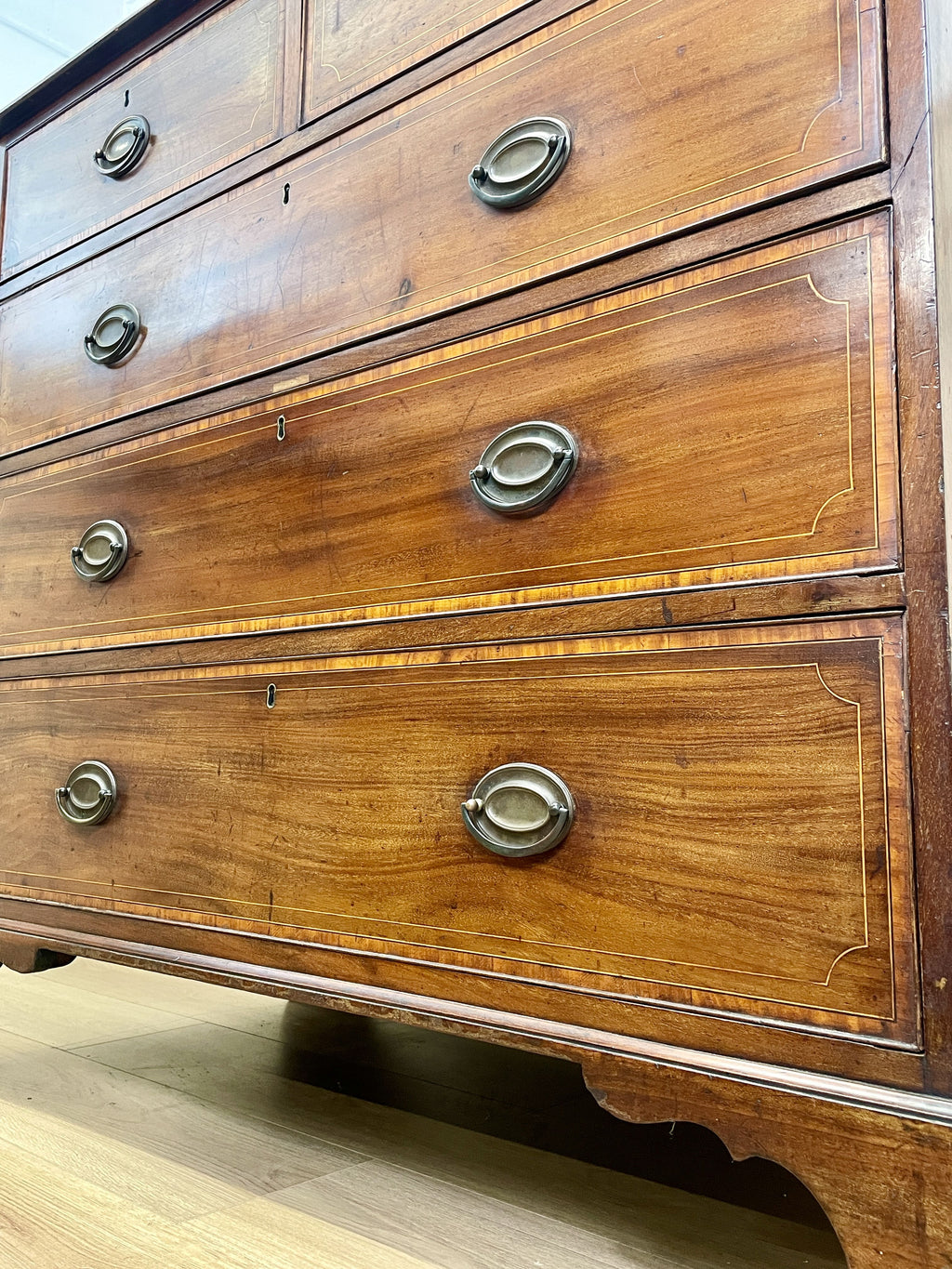 Antique Georgian mahogany and satinwood banded chest of drawers with two short and three long drawers on bracket feet