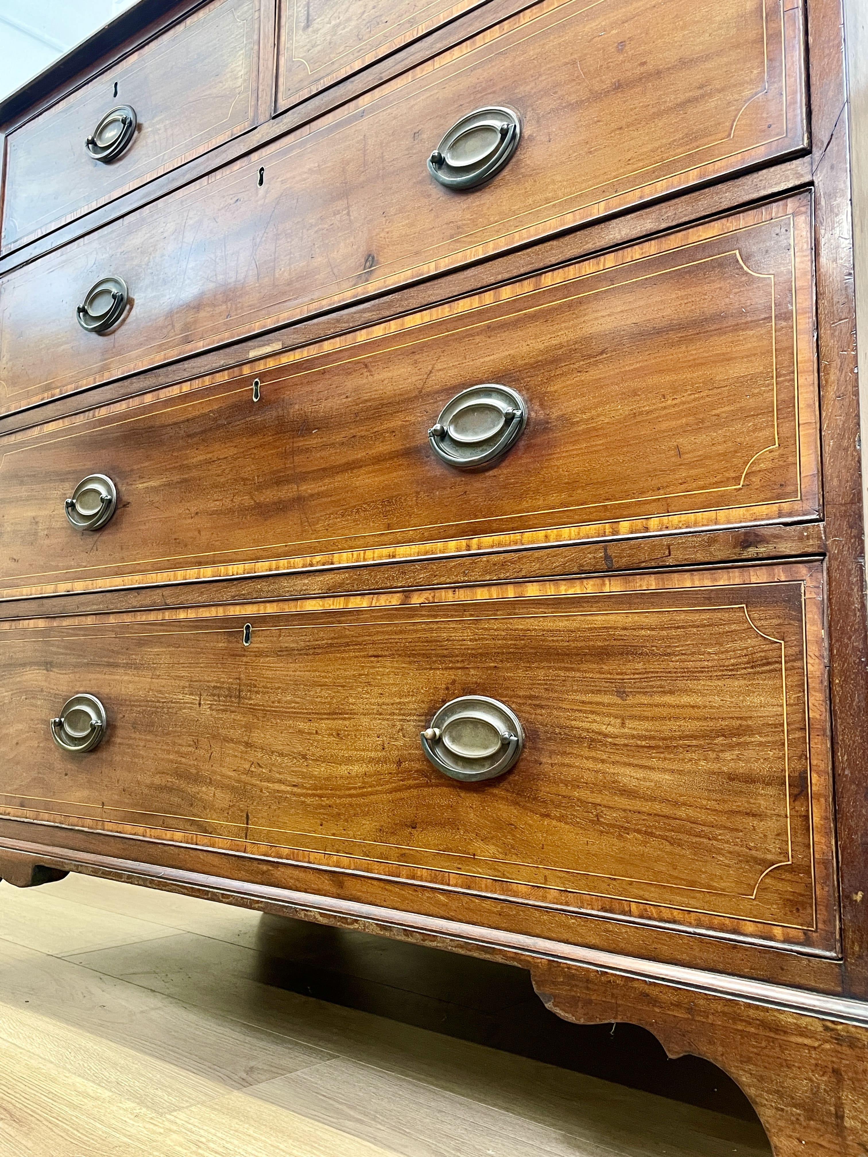 Antique Georgian mahogany and satinwood banded chest of drawers with two short and three long drawers on bracket feet