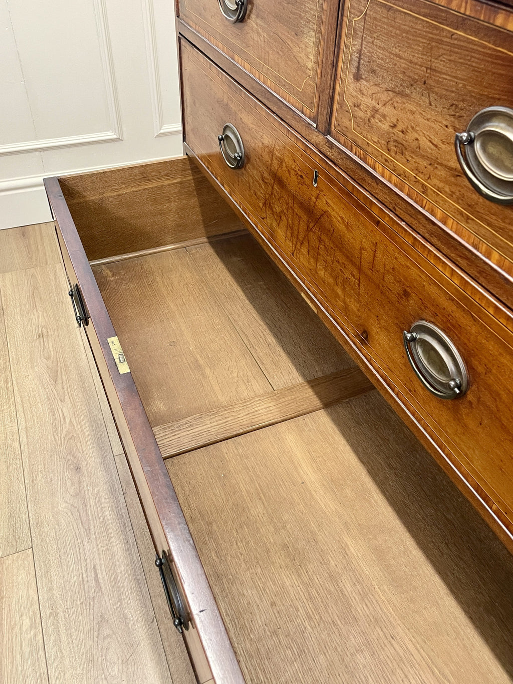 Antique Georgian mahogany and satinwood banded chest of drawers with two short and three long drawers on bracket feet