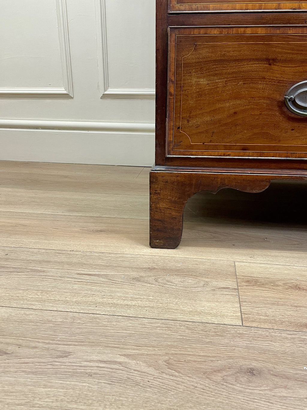 Antique Georgian mahogany and satinwood banded chest of drawers with two short and three long drawers on bracket feet