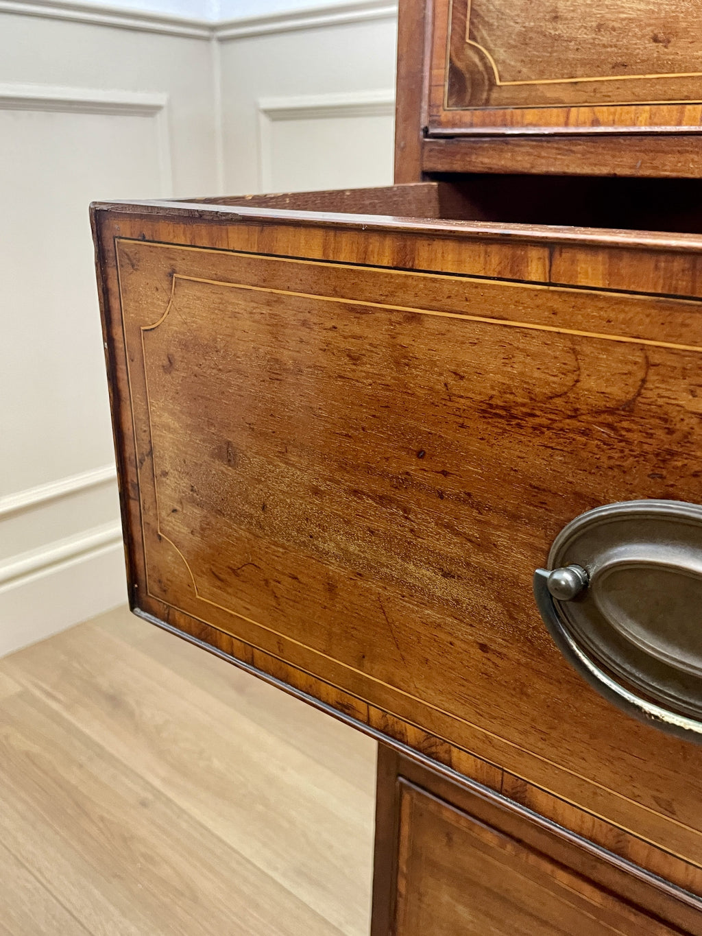 Antique Georgian mahogany and satinwood banded chest of drawers with two short and three long drawers on bracket feet