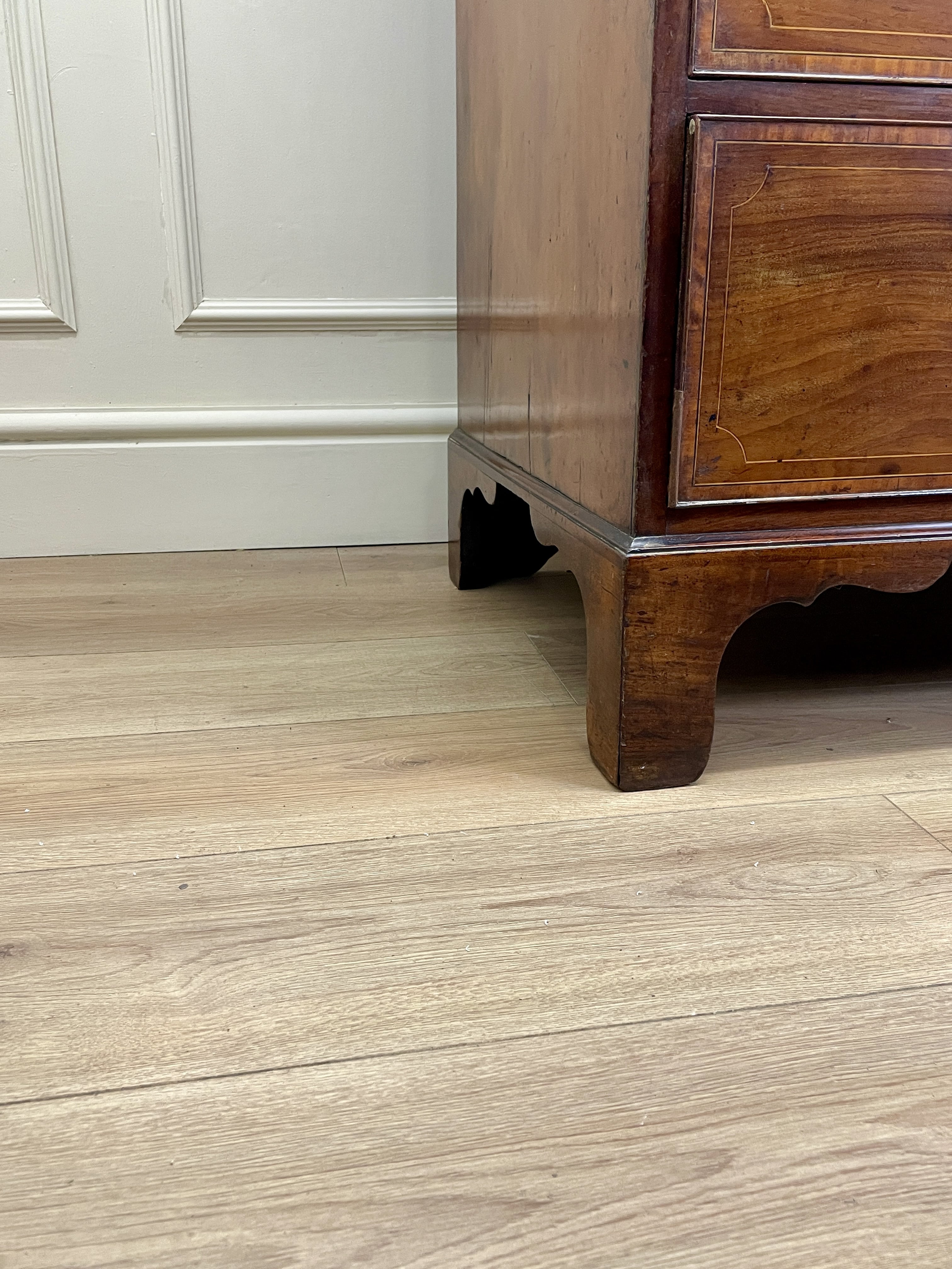 Antique Georgian mahogany and satinwood banded chest of drawers with two short and three long drawers on bracket feet