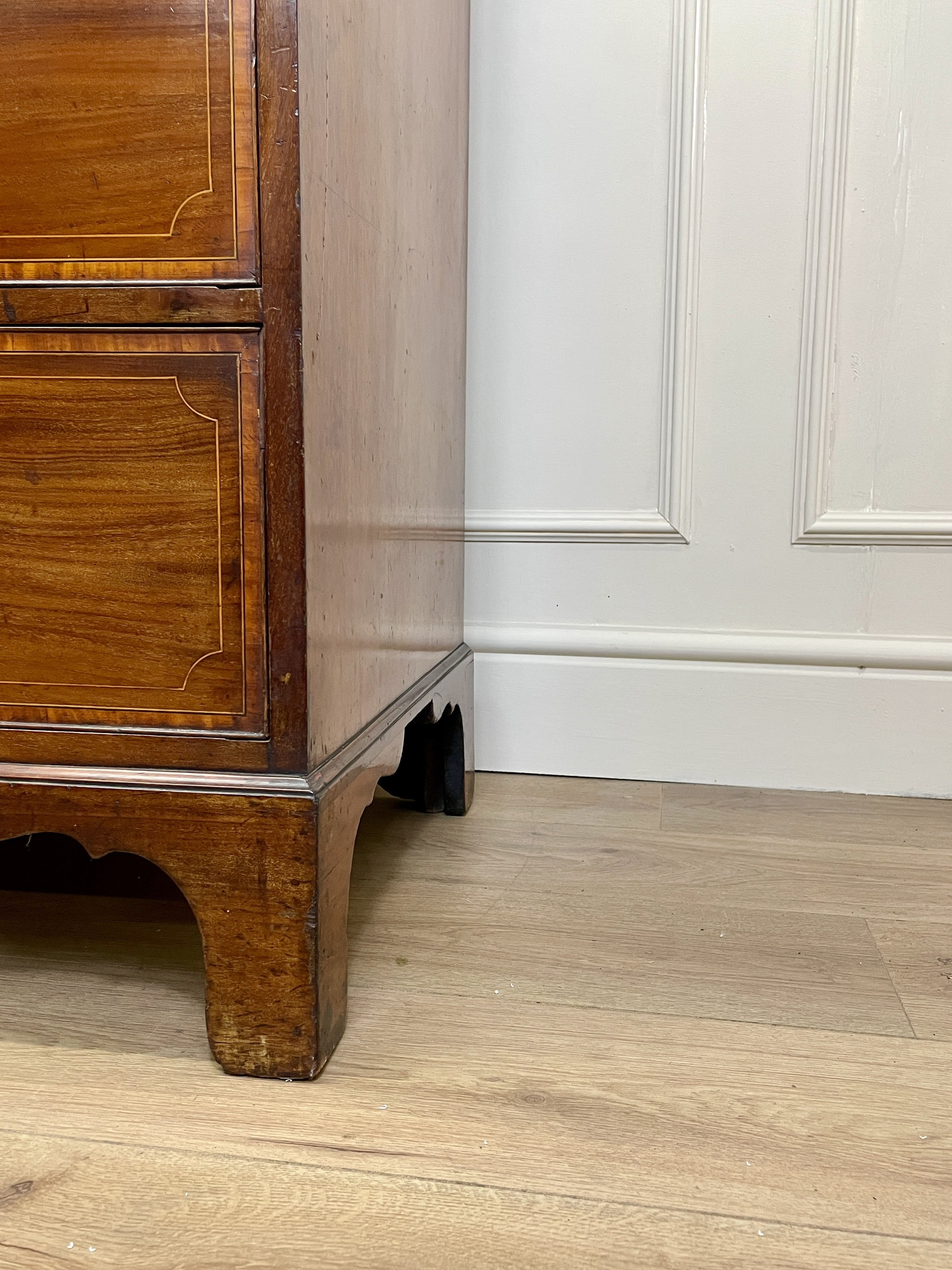 Antique Georgian mahogany and satinwood banded chest of drawers with two short and three long drawers on bracket feet
