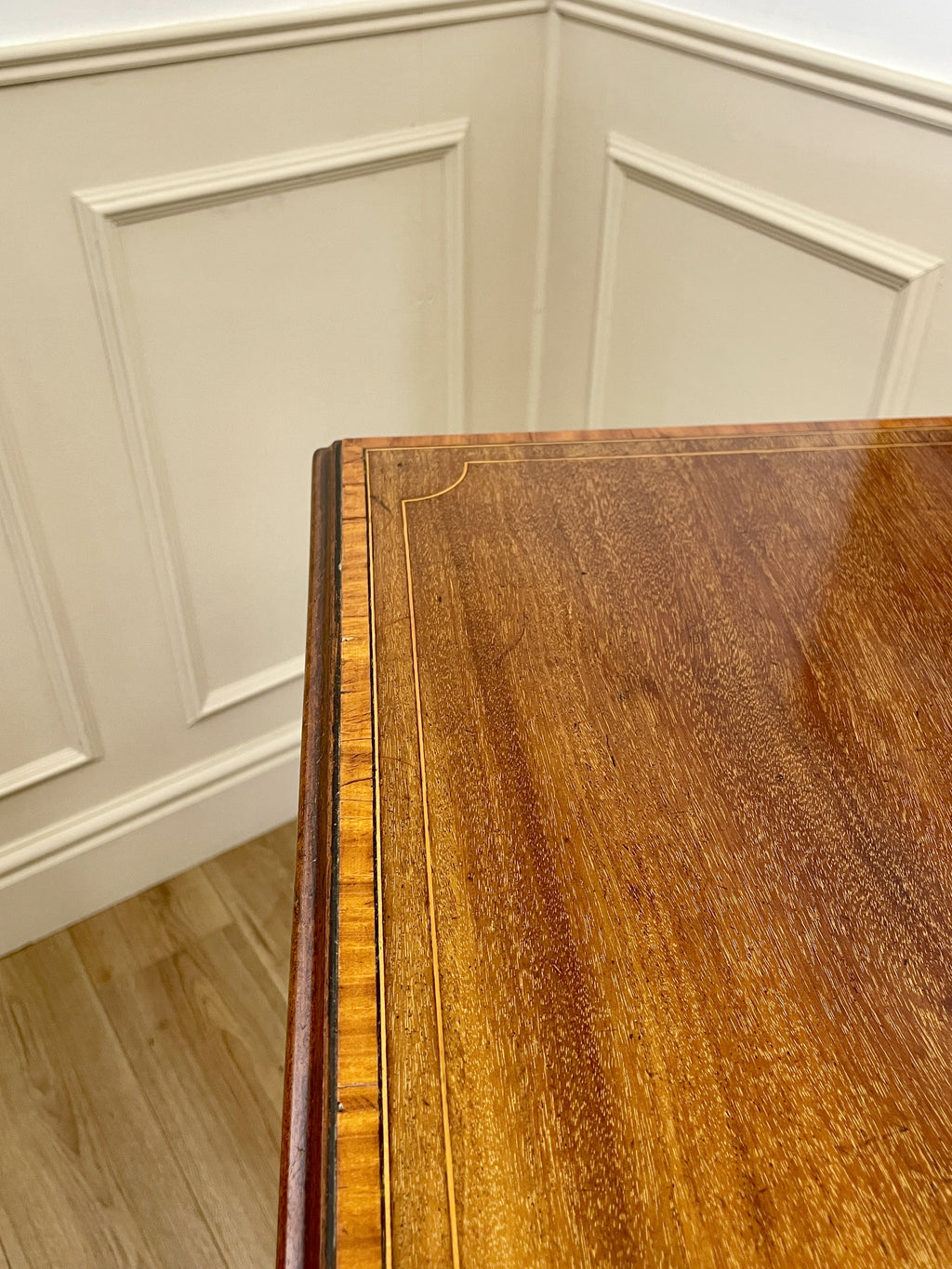 Antique Georgian mahogany and satinwood banded chest of drawers with two short and three long drawers on bracket feet