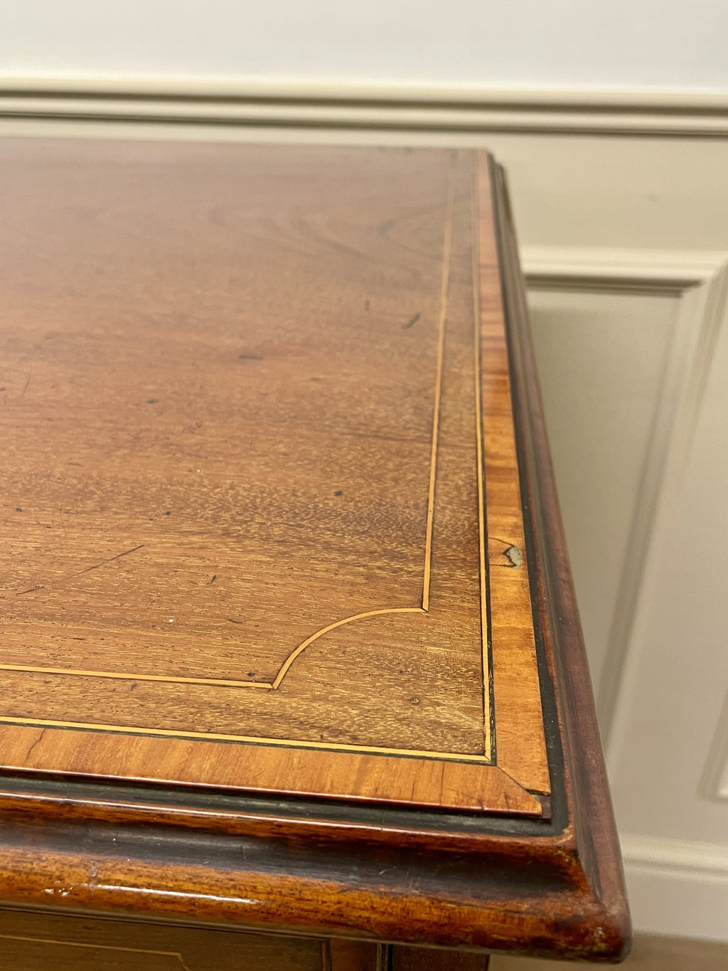 Antique Georgian mahogany and satinwood banded chest of drawers with two short and three long drawers on bracket feet