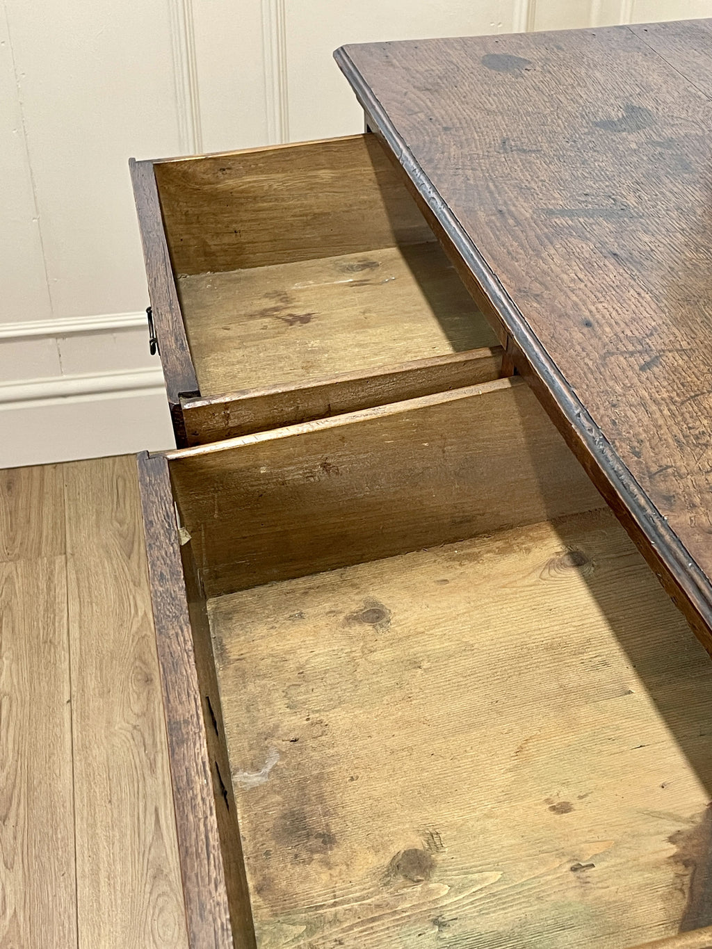 Mid-18th century antique Georgian oak chest of drawers with caddy moulded top, two short and three long graduated drawers, original brass handles, and bracket feet.