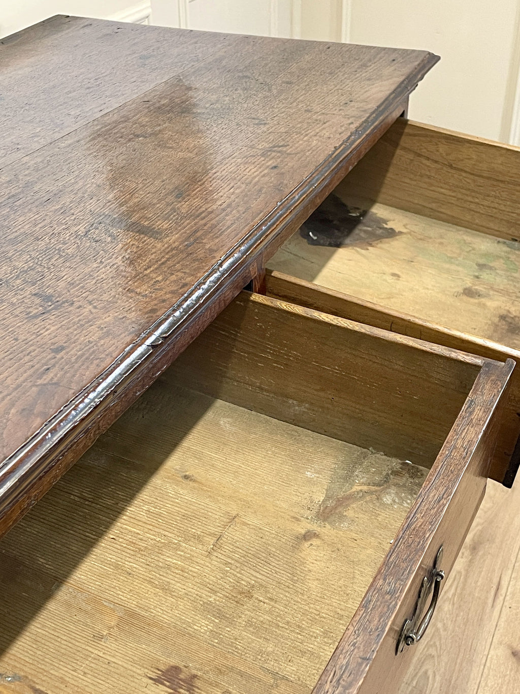 Mid-18th century antique Georgian oak chest of drawers with caddy moulded top, two short and three long graduated drawers, original brass handles, and bracket feet.