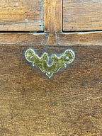 Mid-18th century antique Georgian oak chest of drawers with caddy moulded top, two short and three long graduated drawers, original brass handles, and bracket feet.