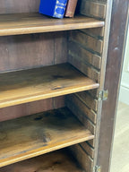 Wooden bookshelf with a lizard on one of the shelves